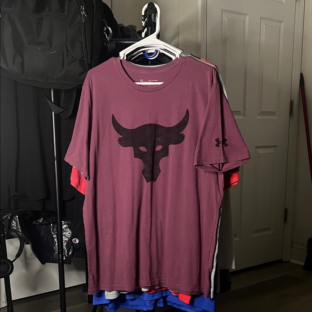 Under Armour Men's Burgundy Bull Graphic Tee